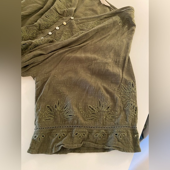 Women’s dark green top, flowy wide arms, buttons in front, v neck - Picture 4 of 5